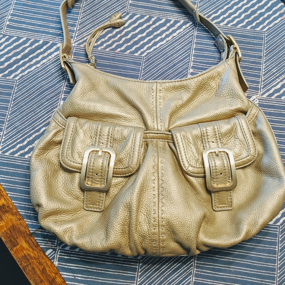 Light gold leather medium sized leather purse, metallic